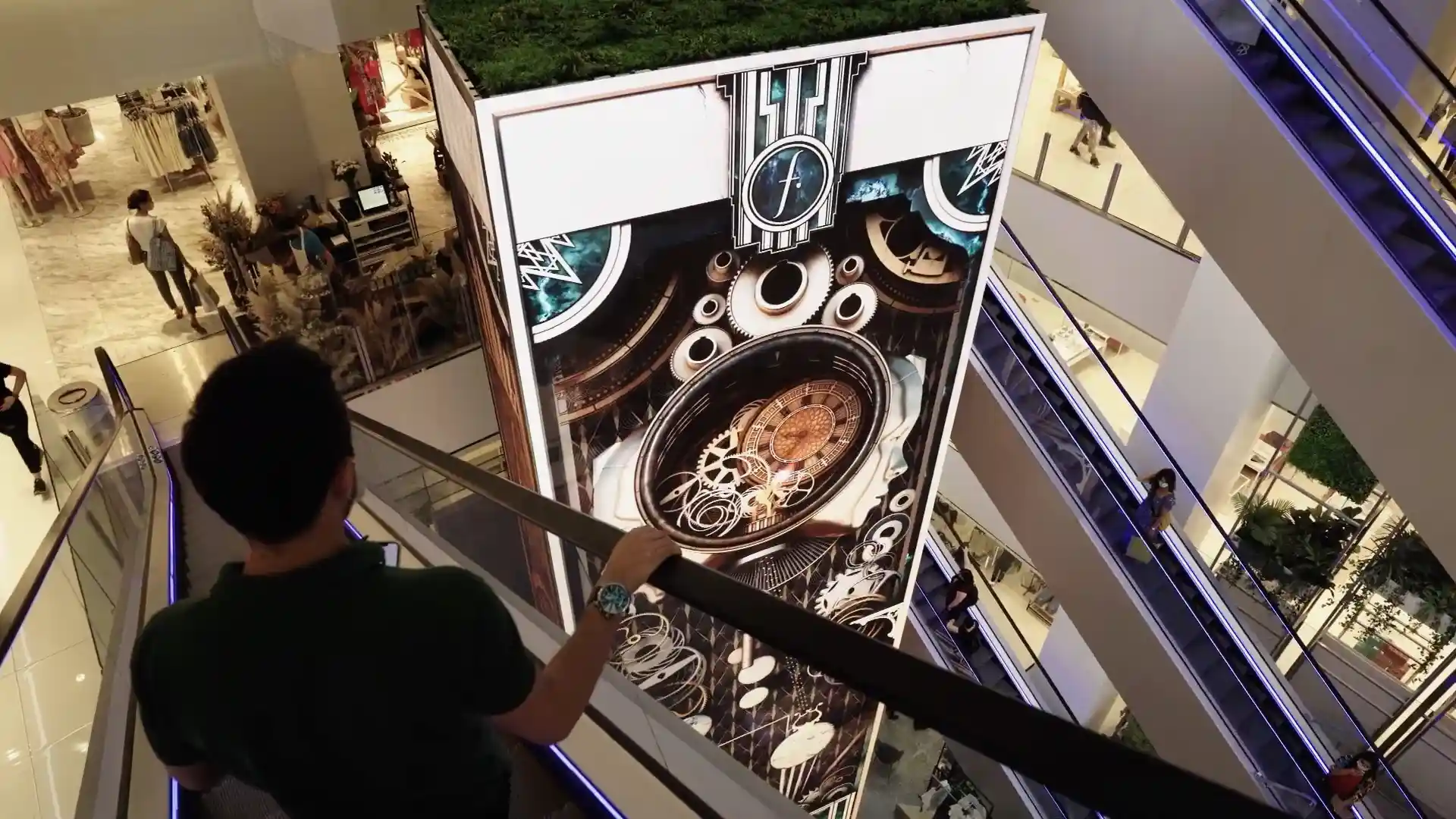 Visitantes observando la instalación digital de Falabella en la tienda insignia.