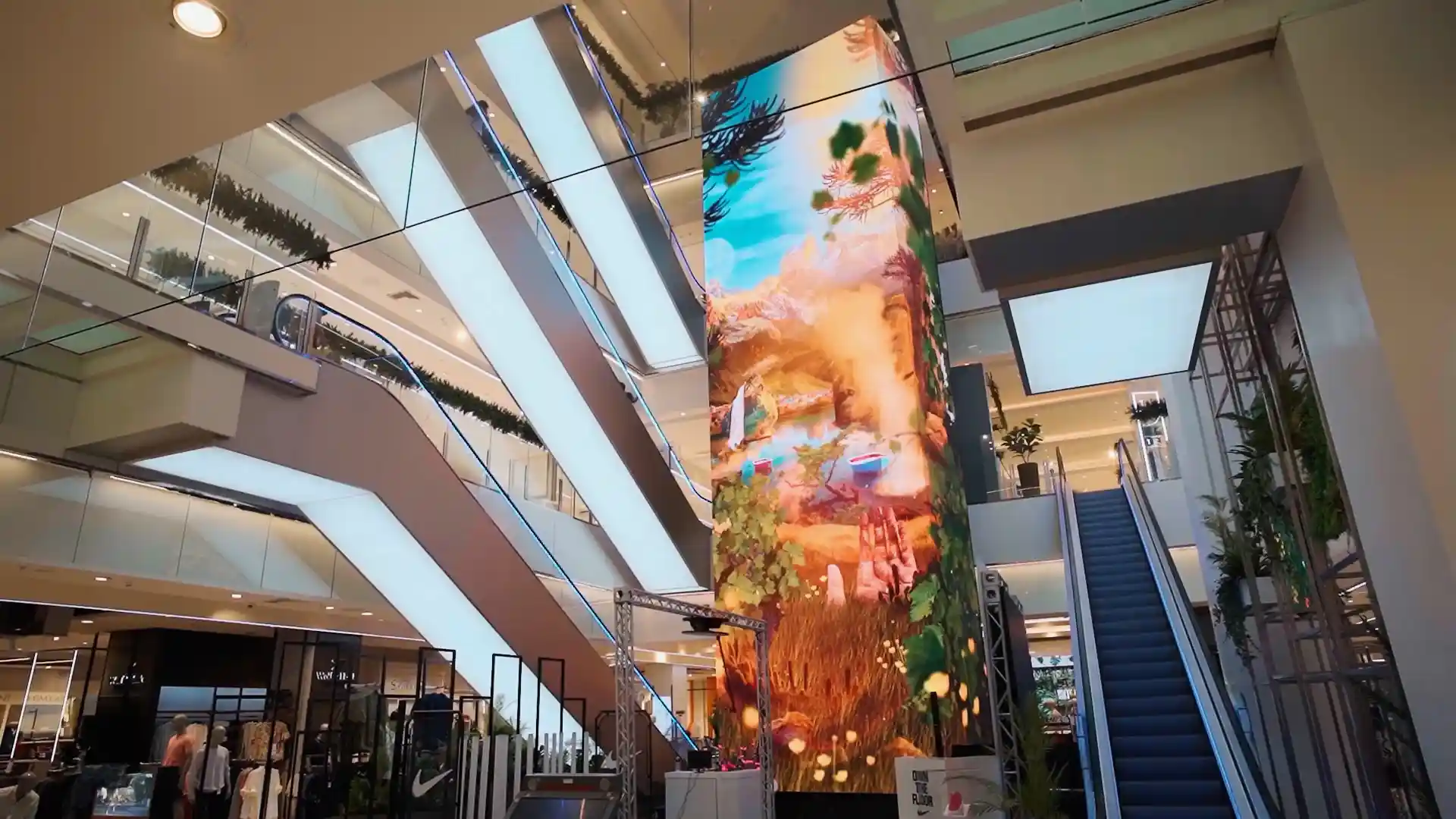 Visitantes interactuando con RA inmersiva y efectos visuales en torno al tótem digital Falabella.