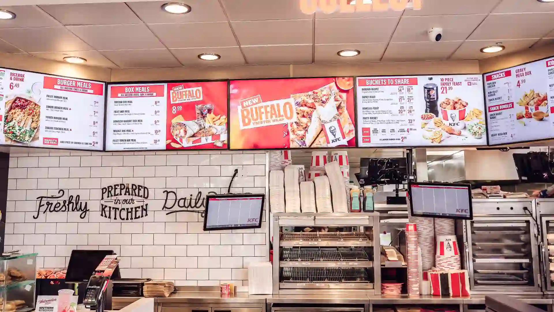 Menú digital de Drive Thru que muestra información de pedidos en tiempo real en KFC.