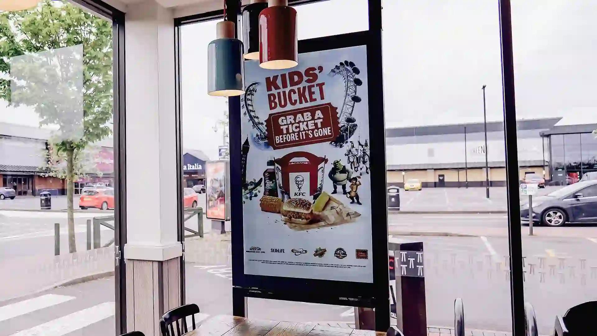 Implementación de señalización digital para Drive Thru de KFC en múltiples restaurantes del Reino Unido.