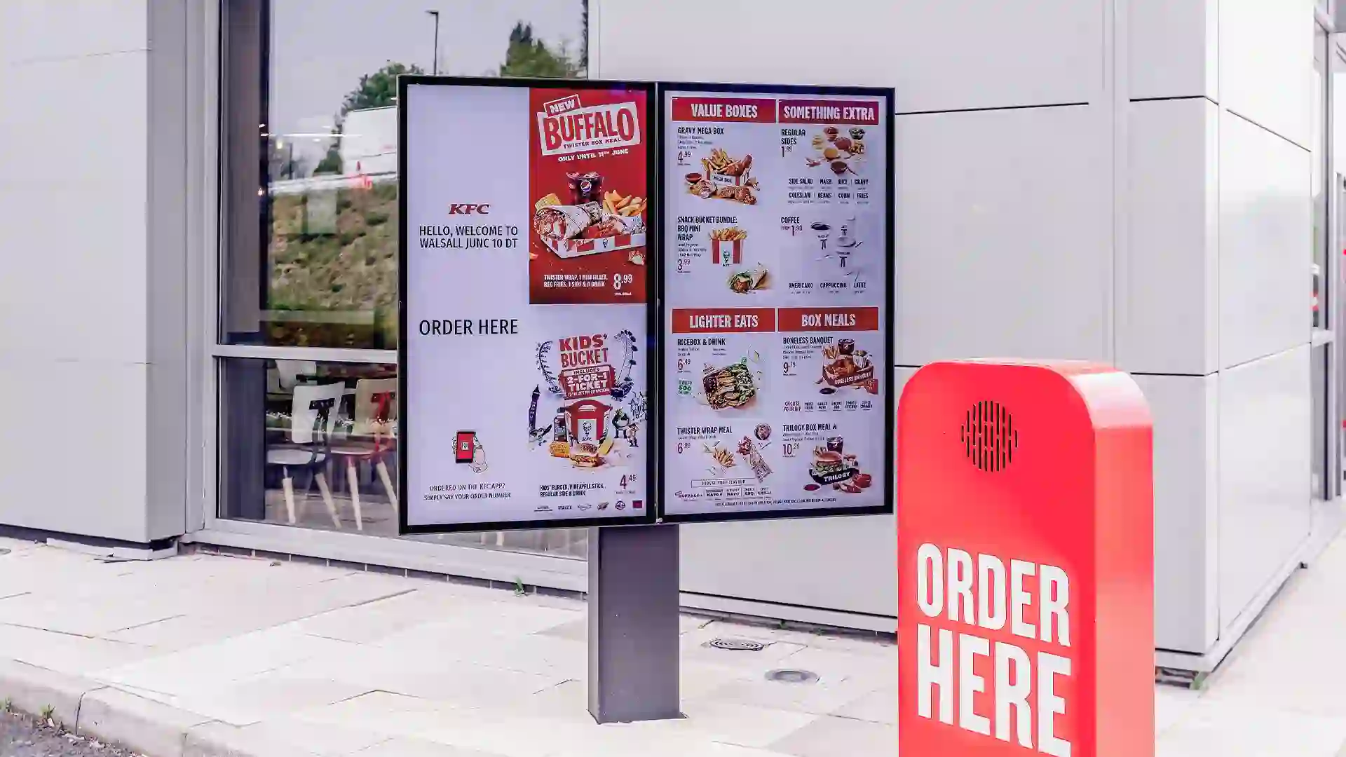 Estructura de señalización digital para exterior, resistente a la intemperie, utilizada en los carriles de Drive Thru de KFC.
