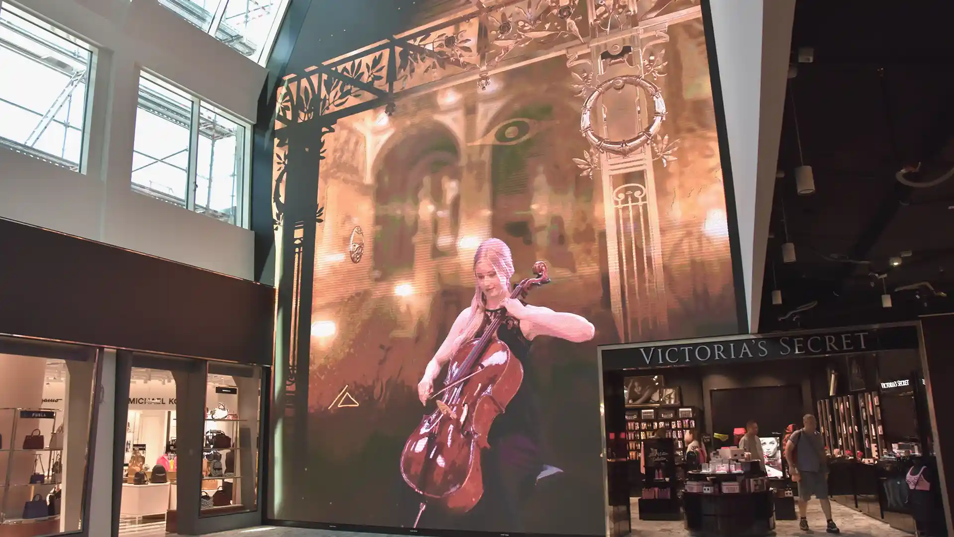 Una instalación LED de TRISON de gran formato integrada de forma natural en la arquitectura del Aeropuerto de Viena.