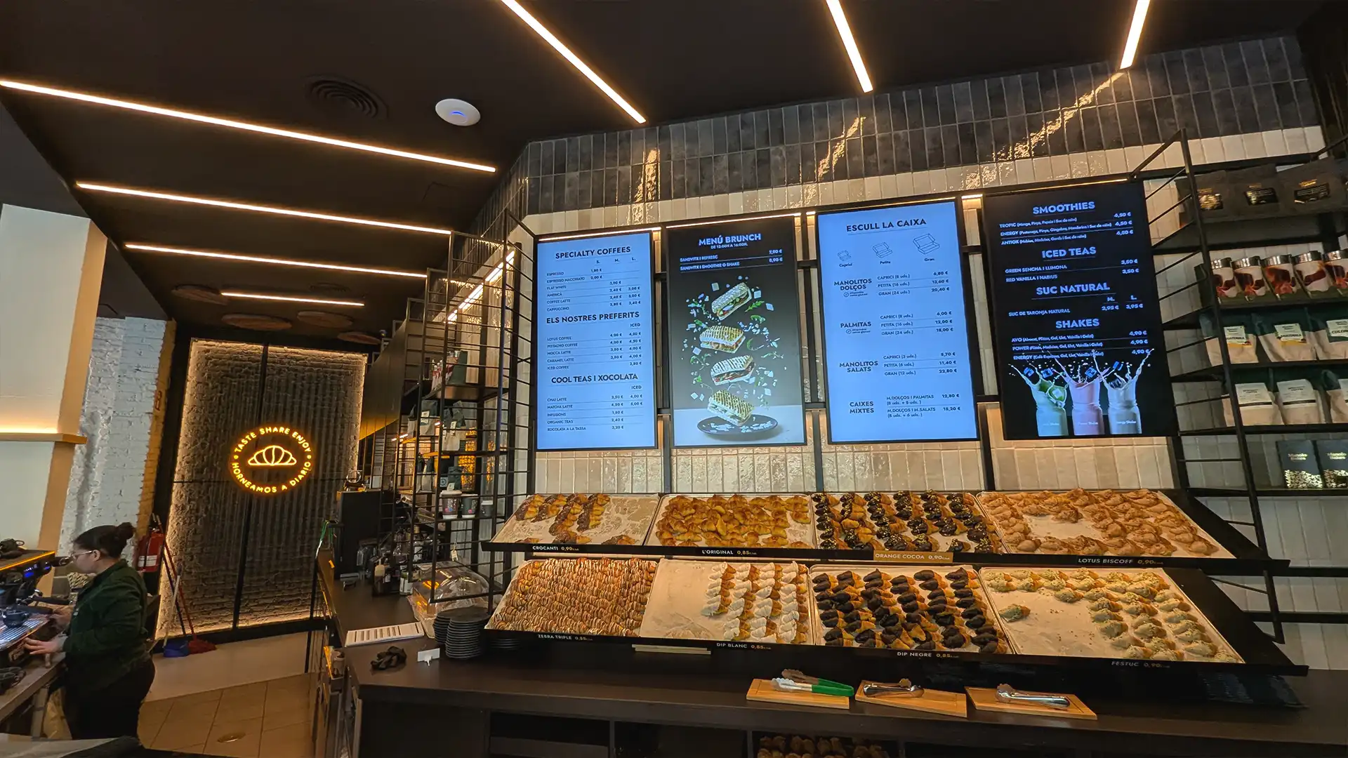Interior of Manolo Bakes store in Spain featuring TRISON’s digital signage displays for product communication and branding.