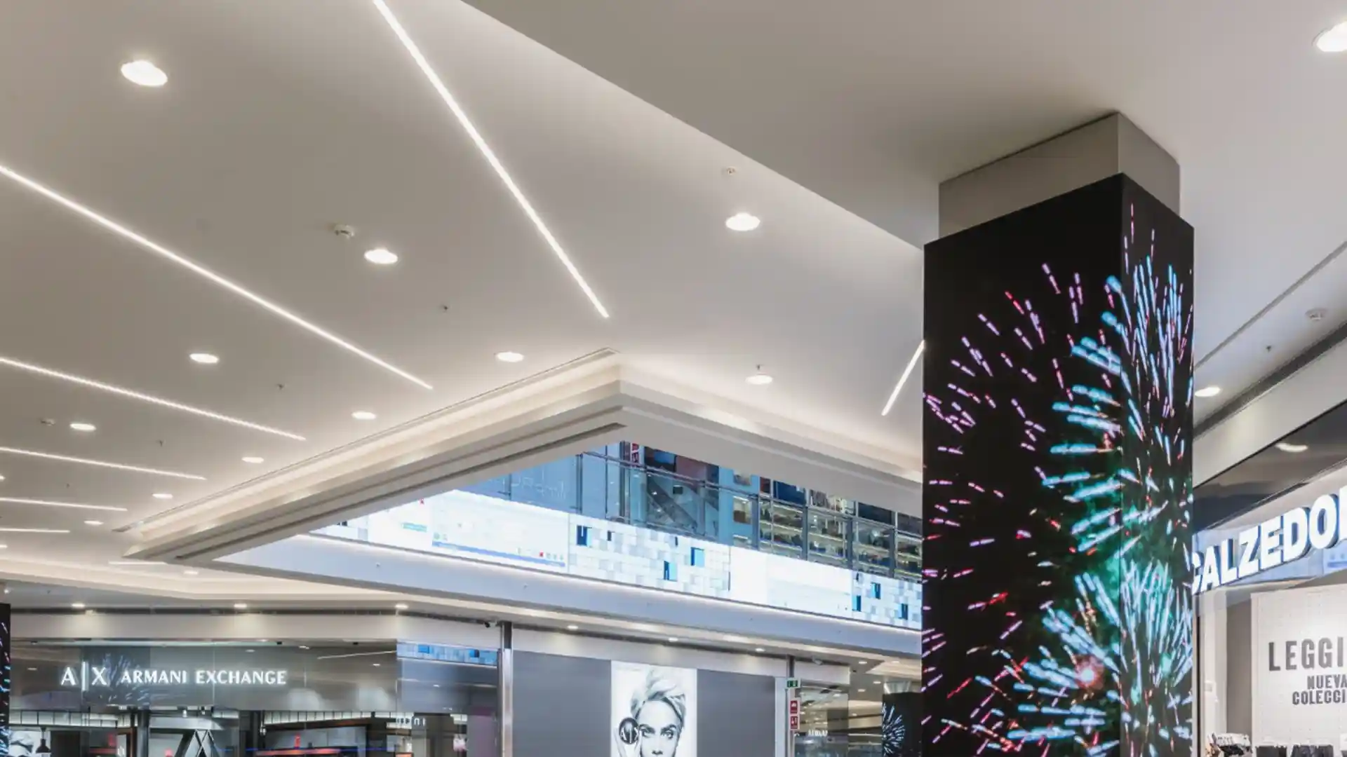 360-degree digital lintel and architectural LED installations creating immersive experiences at Plaza Río 2.