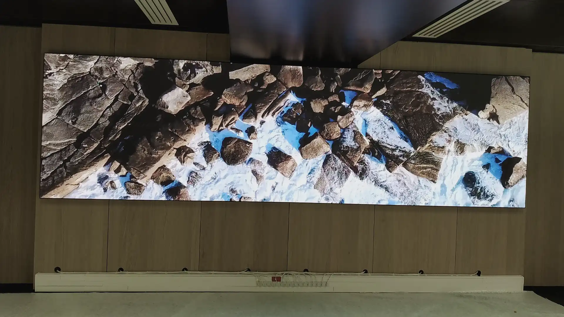 Close-up of Saint-Denis police control room showing LED walls and operators managing the system integrated by TRISON.