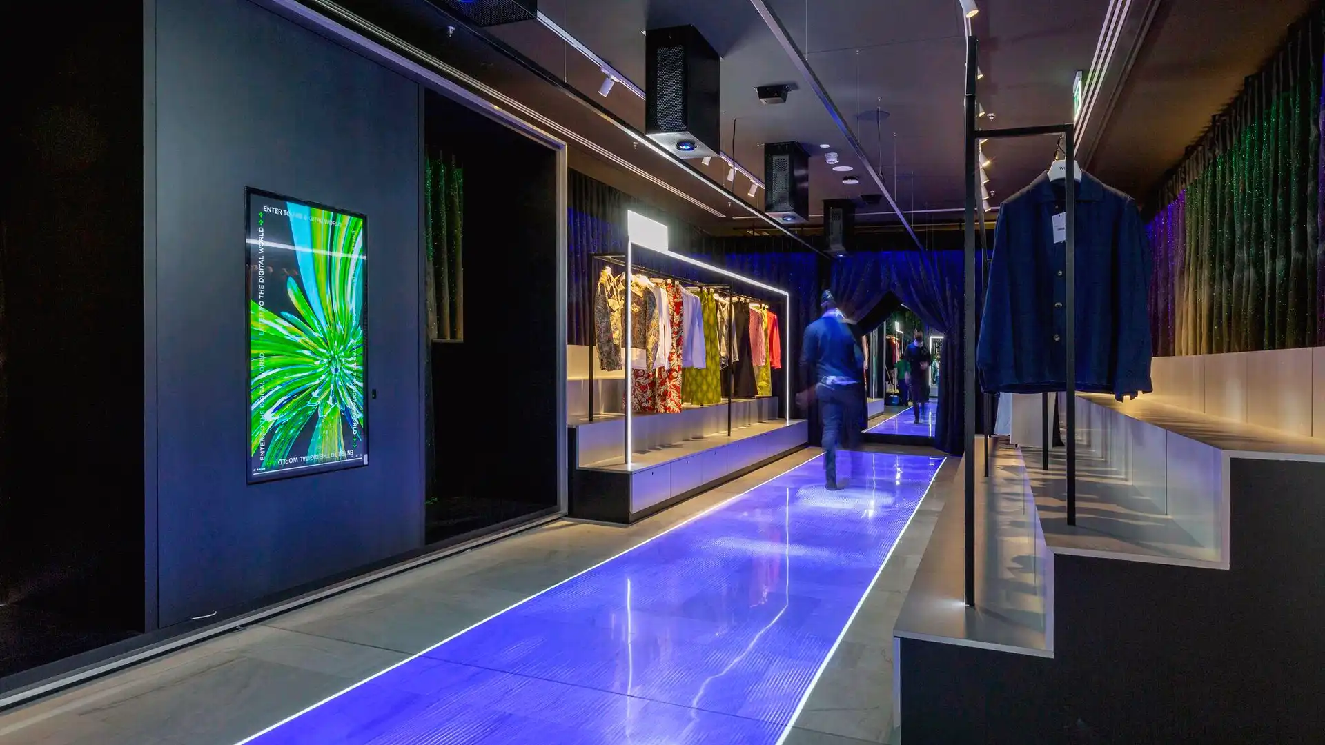 Immersive digital content and architectural screens shaping the customer journey at WOW Concept Madrid.