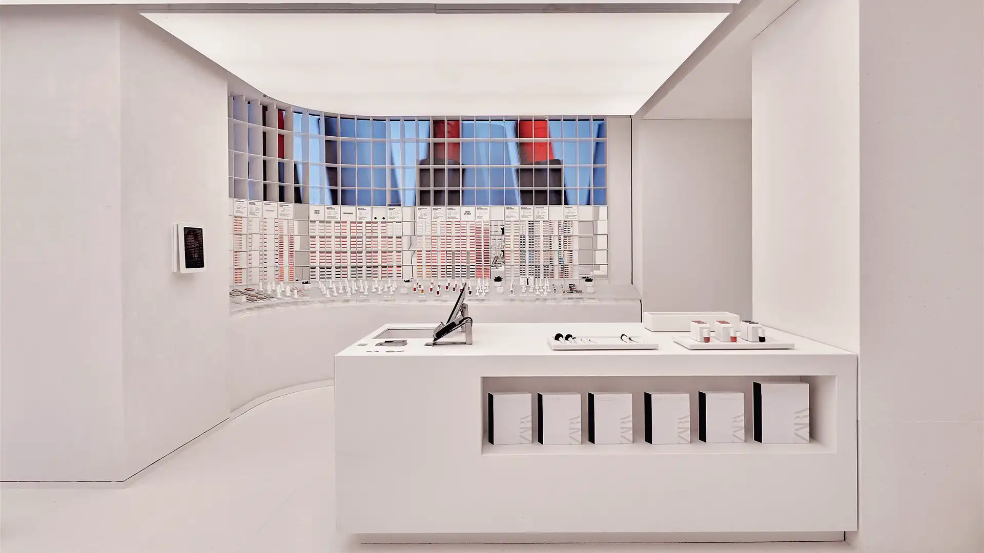 Zona de Belleza realzada con LED en el interior de ZARA Plaza de España creando una atmósfera envolvente.