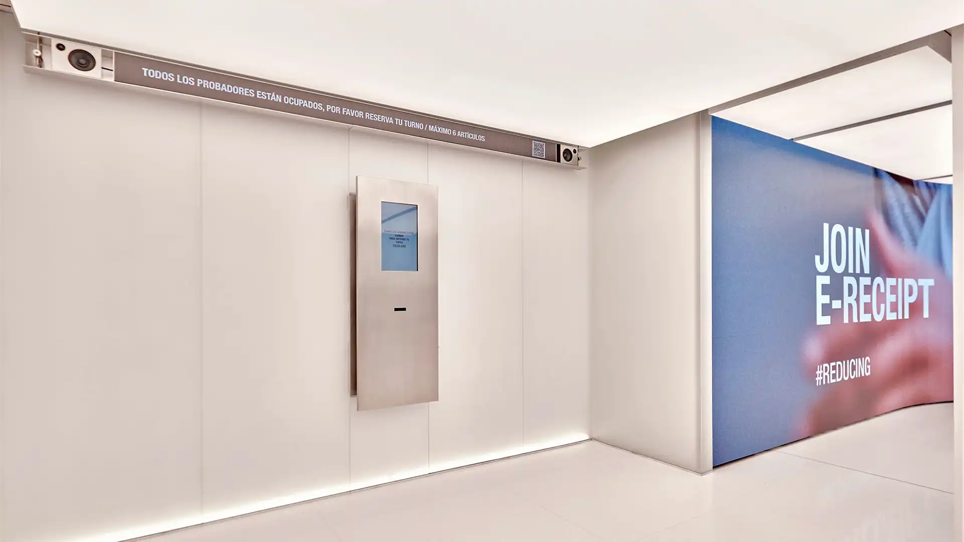 Probador interactivo en ZARA Plaza de España con cola dinámica y tecnologías de prueba virtual.