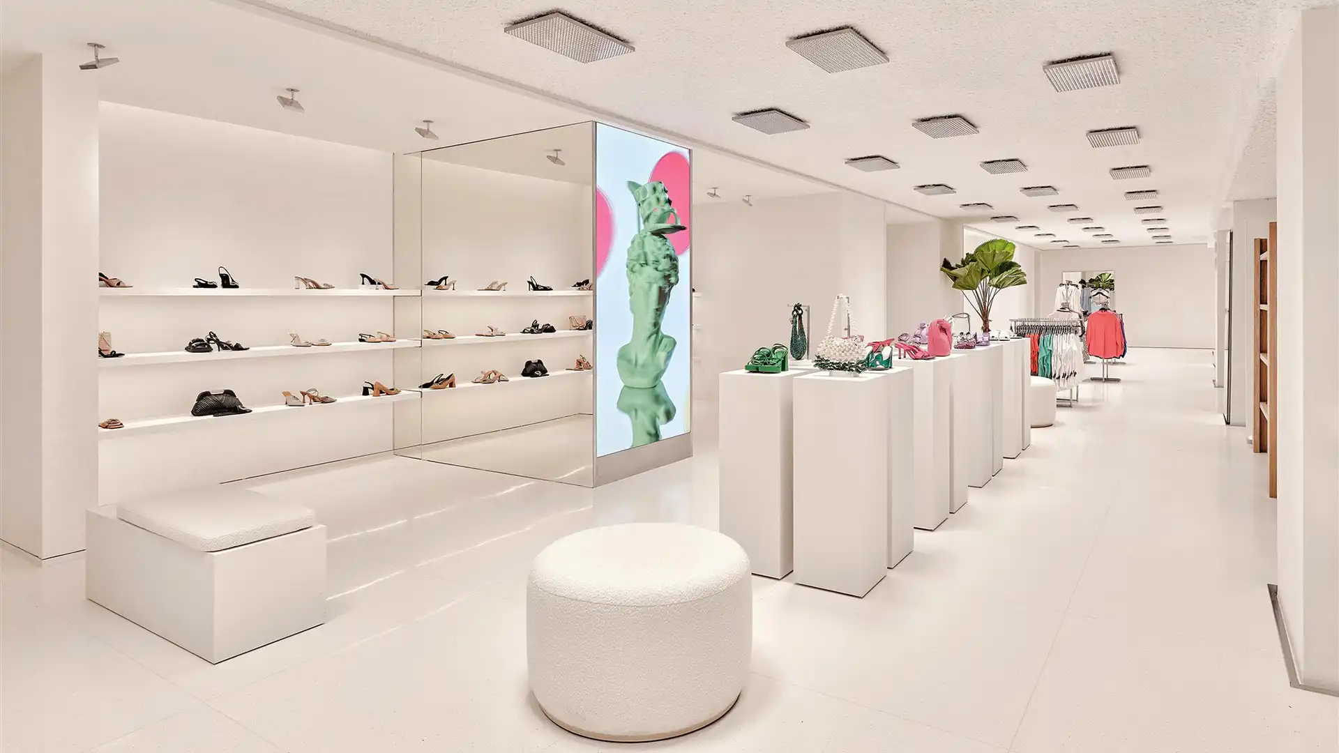 Banners LED y sistemas de sonido multizona que crean un entorno envolvente en el interior de ZARA Plaza de España.