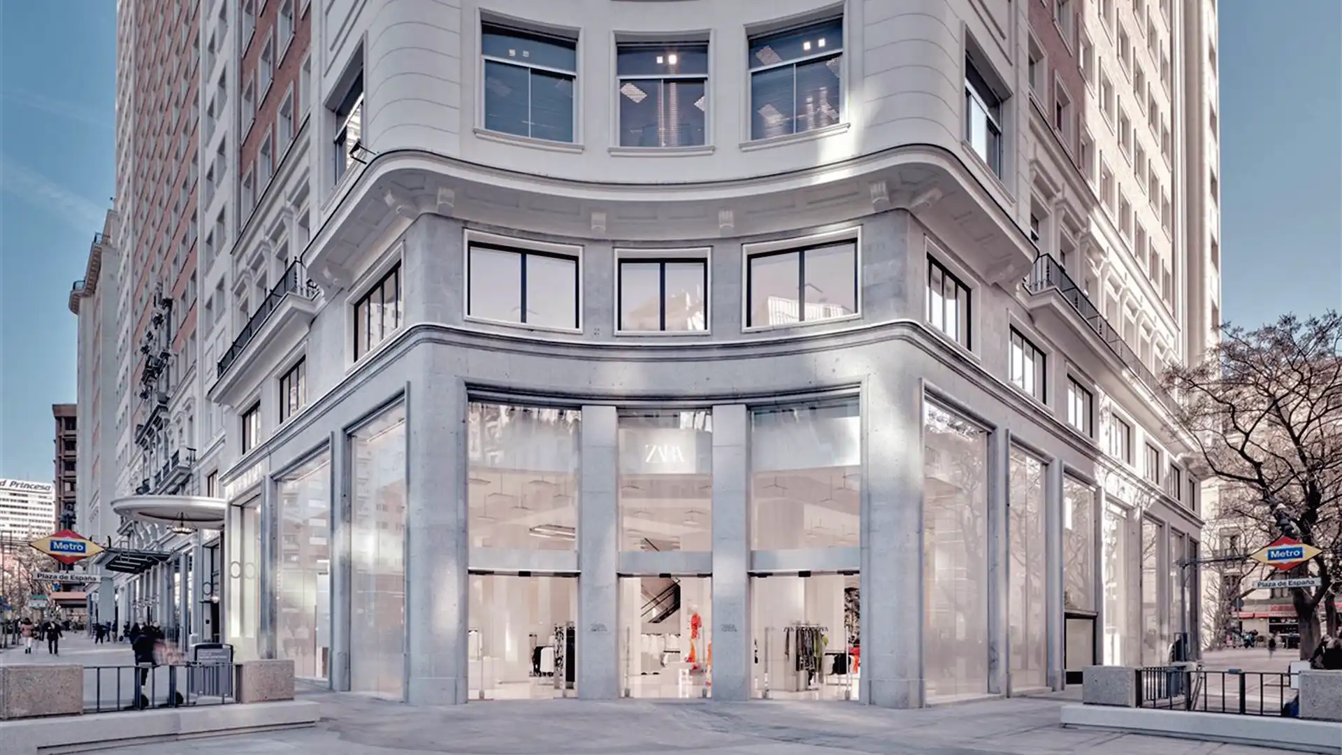 Zona de atención omnicanal en ZARA Plaza de España integrando sistemas digitales.