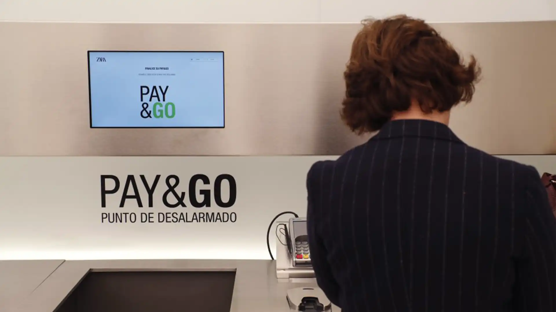 Estaciones de PAY&GO y recogida online en ZARA Plaza de España diseñadas para un servicio al cliente rápido y eficaz.