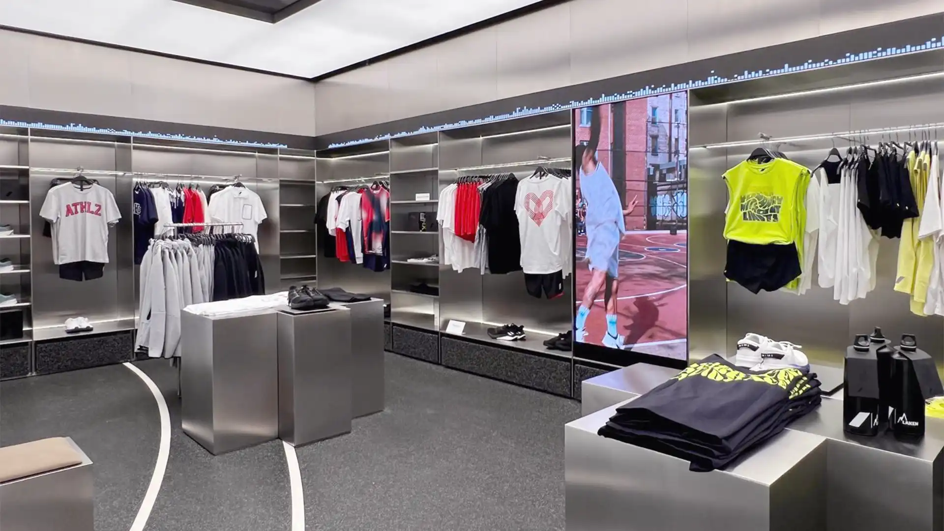 Sala de exposición temática mejorada con LED en ZARA Plaza de España que crea una atmósfera de marca envolvente.